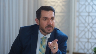 השגרירות, עונה 1, פרק 8: דד סי דובאי