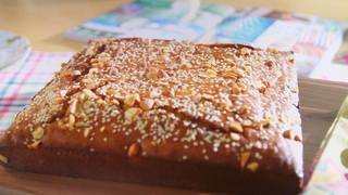 אין כמו בבית, עונה 1, פרק 6: מיקי שמו מלמד את מיכל הקטנה להכין קינוחים לפסח