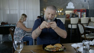 עונה 3, פרק 6: סערה בלונה בר. צפו בפרק המלא