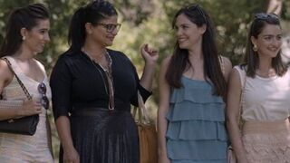 עממיות, עונה 1, פרק 2: המוכרת מאדריאן נטורל