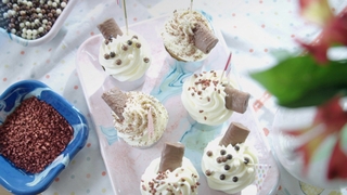 אין כמו בבית, עונה 1, פרק 9: מיקי שמו מלמד את מיכל הקטנה להכין קאפקייקס מעלפים