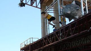 101 דרכים לעוף משעשועון, עונה 1, פרק 6: הקיבוצניקים נגד קיבוץ גלויות