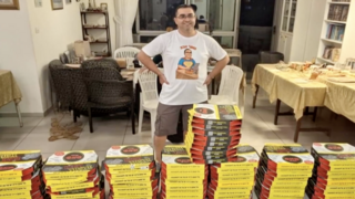 רצתה להזמין 80 משולשי פיצה וקיבלה 80 מגשים