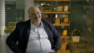 המקור, עונה 20, פרק 10: מי אתה מנסור עבאס?