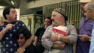 שנות ה-80, עונה 2, פרק 10: המתיחה הגדולה