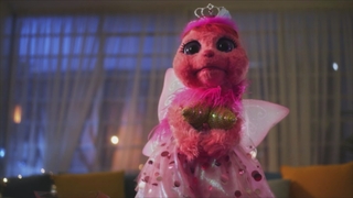 מפלצות קטנות, עונה 2, פרק 1: פיטר פן