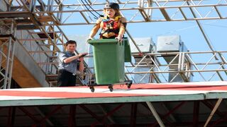 101 דרכים לעוף משעשועון, עונה 1, פרק 5: כוכבי הריאליטי מתחרים באנשי הבמה