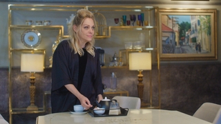 השגרירות, עונה 1, פרק 9: יום הולדת לאלנה