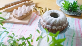 אין כמו בבית, עונה 1, פרק 7: מיקי שמו מלמד את מיכל הקטנה להכין עוגה בחושה