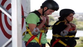 101 דרכים לעוף משעשועון, עונה 1, פרק 3: האמהות נגד הסטודנטים